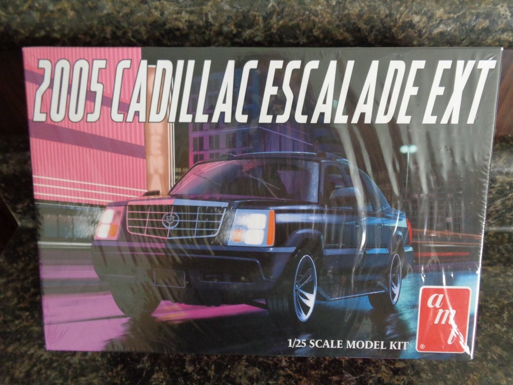 2005 CADILLAC ESCALADE EXT 1/25 AMT ROUND2 NEW SEALED 2022