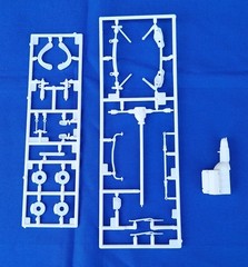 Vintage 2005 Chrysler 300C AMT 1/25 Scale Plastic Model Kit AMT-681