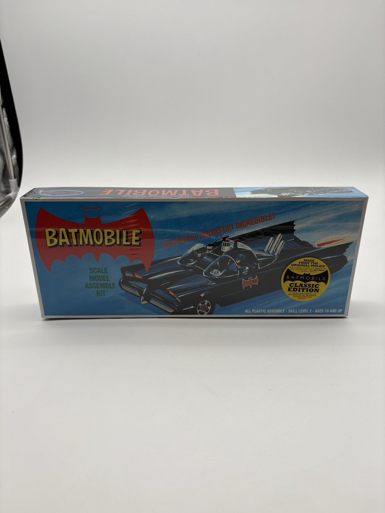 2010 Polar Lights BATMAN Batmobile Model Kit No. POL821 Sku 1