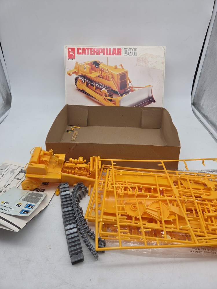 AMT 1983 1:25 Caterpillar D8H Bulldozer Original Model Kit – FOR PARTS SEE NOTES