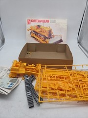 AMT 1983 1:25 Caterpillar D8H Bulldozer Original Model Kit – FOR PARTS SEE NOTES