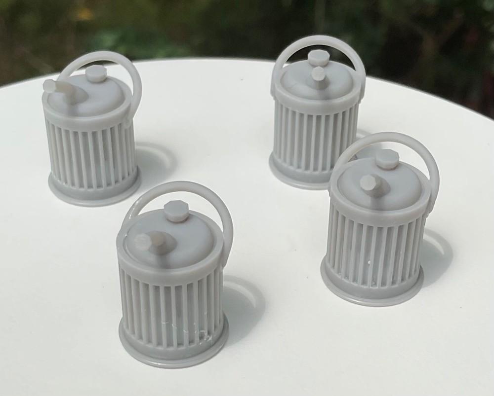 1/24 Scale Vintage Metal Style Fuel Cans Set of 4 Gas Utility Jugs Diorama Parts