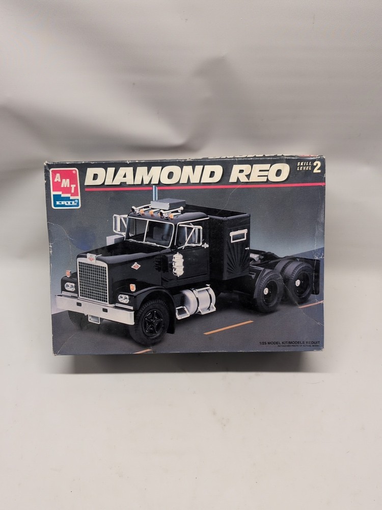 AMT/ERTL 8137 Diamond Reo Semi Tractor 1/25 Model Kit Factory Selaed Parts