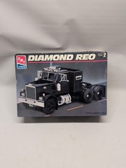 AMT/ERTL 8137 Diamond Reo Semi Tractor 1/25 Model Kit Factory Selaed Parts