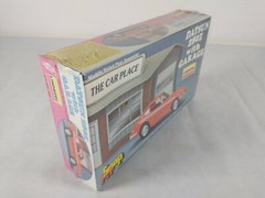 Datsun 280Z with Garage Lindberg SnapFit 1:32 Model Kit # 390