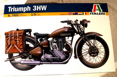 1/9 Italeri British WWII Triumph 3HW Motorcycle w/ Equipment # 7402