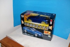 MERCEDES BENZ SLK 1:24 SCALE MODEL KIT MAISTO UNASSEMBLED 2001
