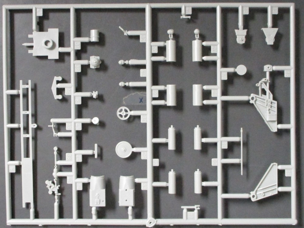 DRAGON 1/35 GERMAN Sd Kfz 164 Hummel – Parts Lot F1 from Kit No. 6004