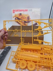 AMT 1983 1:25 Caterpillar D8H Bulldozer Original Model Kit – FOR PARTS SEE NOTES