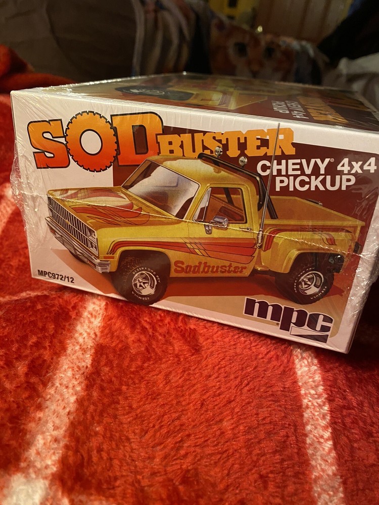 SKILL 2 MODEL KIT 1981 CHEVROLET 4X4 PICKUP TRUCK “SOD BUSTER” 1/25 MPC MPC972