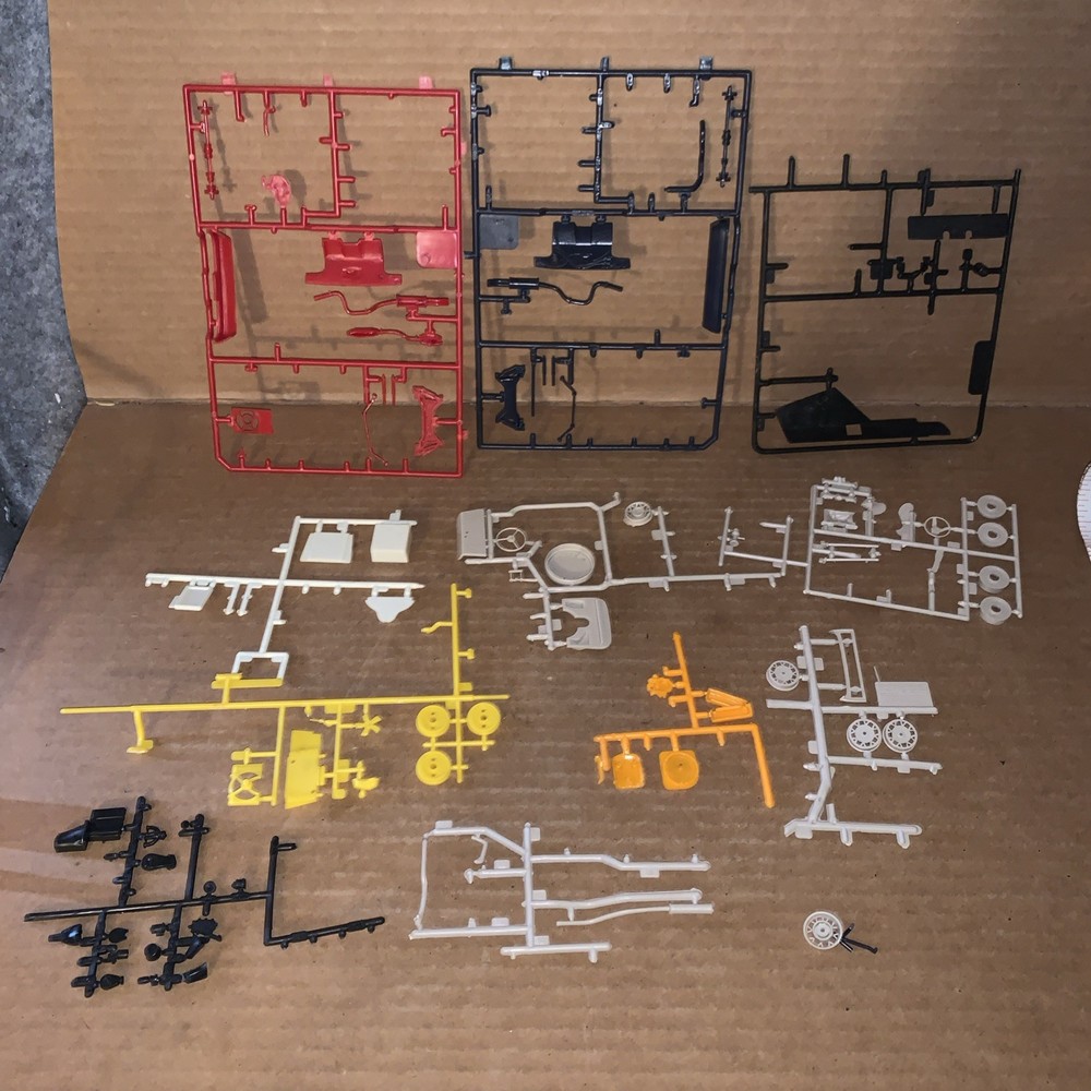 Vintage Lot Of Plastic Model Car Parts And Pieces (Lot515JY)