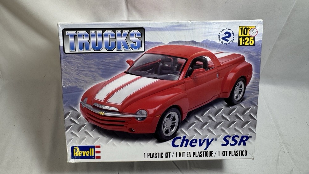 REVELL CHEVY SSR TRUCK MODEL KIT #858-4052 1/25 SCALE