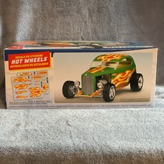 Hot Wheels AMT 1932 Ford Phantom Vicky 1:25 Hot Rod Model Kit Mustang V8 Custom