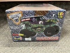 * REVELL 1/25 SCALE SNAP TITE MONSTER JAM GRAVE DIGGER PLASTIC KIT #85-1978 *ST