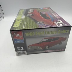 AMT 31745 1969 FORD TORINO COBRA W/NASCAR PARTS 1/25 Model Car Mountain FS