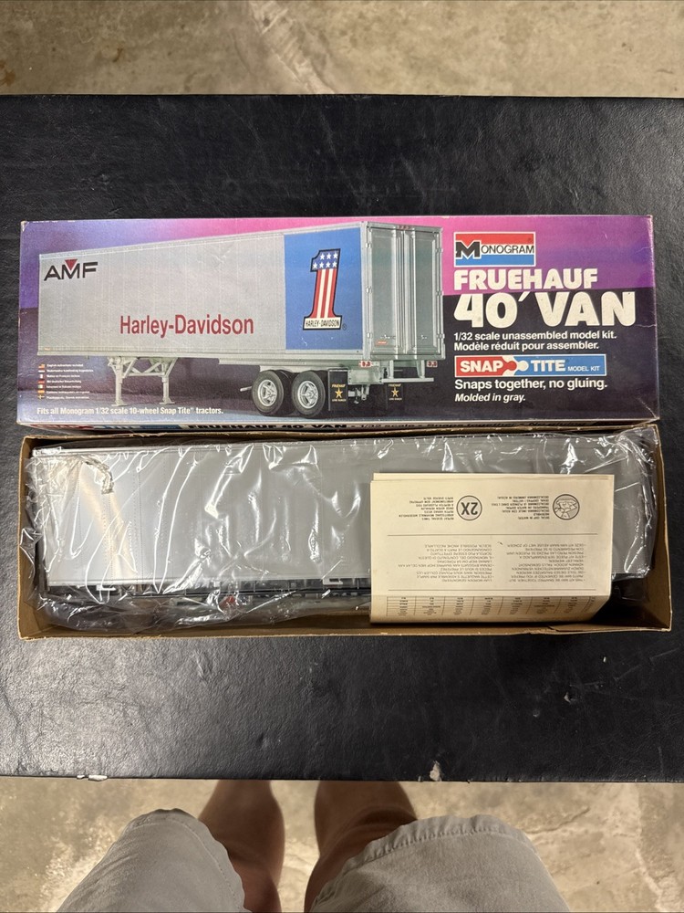 Vintage Monogram Snap Tite 1/32 Scale Fruehauf 40′ Van Harley-Davidson Kit 1207