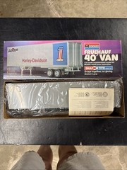 Vintage Monogram Snap Tite 1/32 Scale Fruehauf 40′ Van Harley-Davidson Kit 1207
