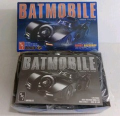 AMT 1/25 Batmobile 1989 Movie Model Car Kit AMT935 W/ Back Drop, NEW OPEN BOX