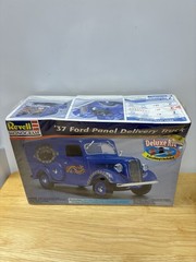 Revell/Monogram 37 Ford Panel Delivery Truck 1/25 85-6671 1998 Factory Sealed