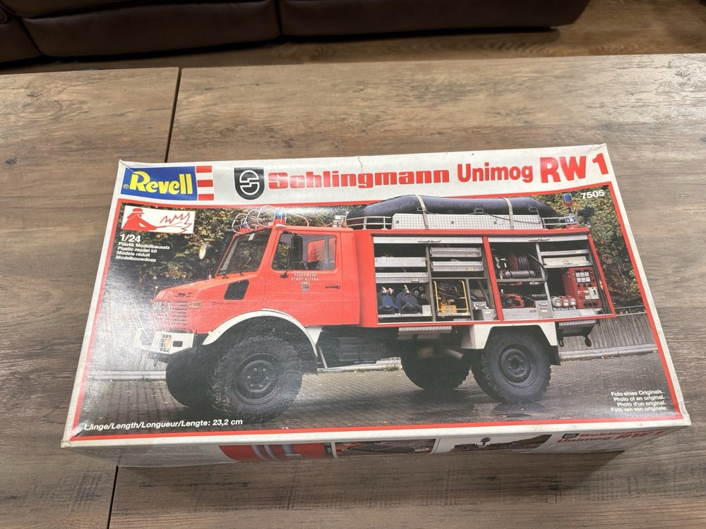 Revell Schlingmann Unimog RW1 1:24 Plastic Model Kit Red/White 7505