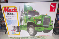 AMT Mack R685ST 1:25 Plastic Truck Model Kit Unassembled Matlack Decals Green