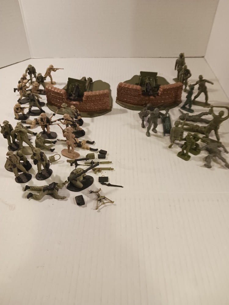 SNAP PLASTICS No. 152 BUILT 1/40th 105mm HOWITZER Lot With Various Fiqures