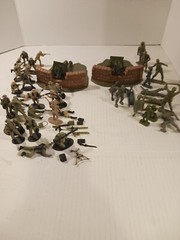 SNAP PLASTICS No. 152 BUILT 1/40th 105mm HOWITZER Lot With Various Fiqures