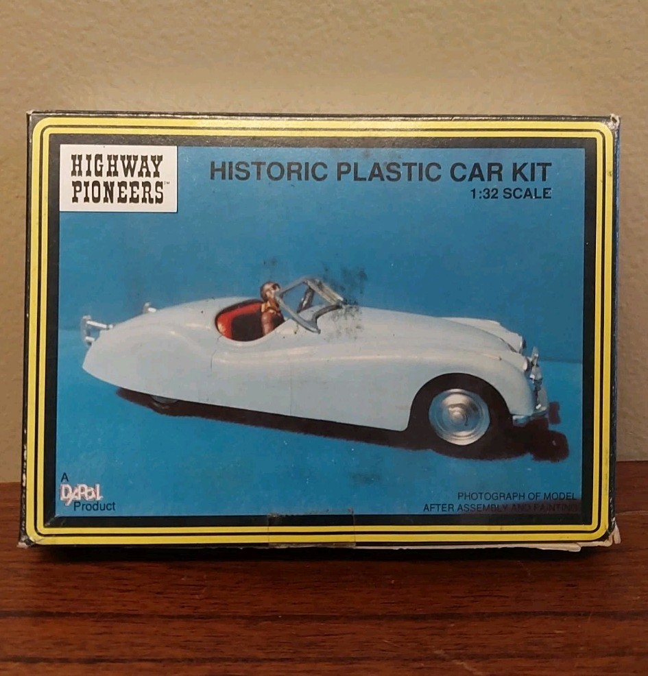 Highway Pioneers 1953 Jaguar XK-120 Historic Plastic 1:32 Car Model Kit – C111