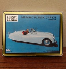 Highway Pioneers 1953 Jaguar XK-120 Historic Plastic 1:32 Car Model Kit – C111