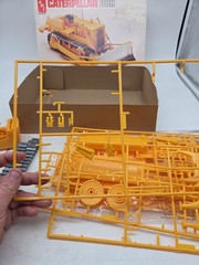 AMT 1983 1:25 Caterpillar D8H Bulldozer Original Model Kit – FOR PARTS SEE NOTES