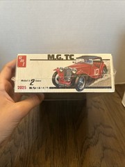 AMT 1/32 2 colored plastic scale M.G. TC cult car roadster Model Car kit Sealed