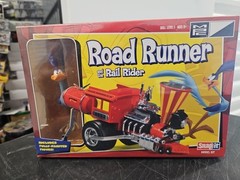 MPC SNAP IT MODEL KIT ROAD RUNNER & BEEP BEEP T WITH 4.5″ TALL VINYL FIGURE NISP