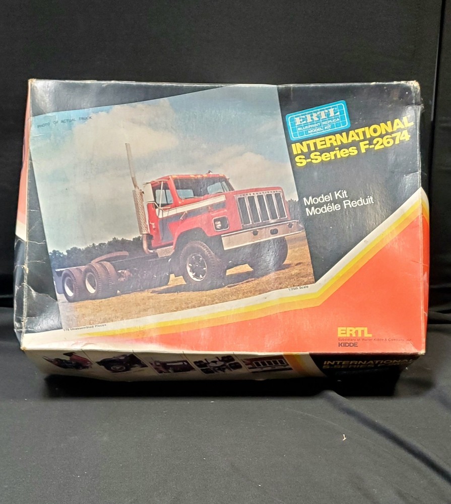 Vintage Orig Ertl 1:25 International S-Series F-2674 Semi Sealed Model Kit #8026