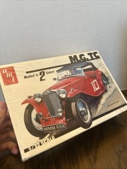 AMT 1/32 2 colored plastic scale M.G. TC cult car roadster Model Car kit Sealed
