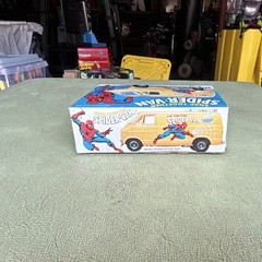MPC Spider-Man Spider-Van Snap-Together Yellow 1:32 Model Kit 1-3205
