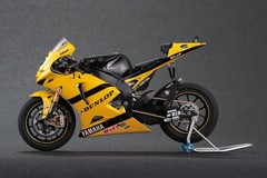 Platz Beemax 13002 1/12 Scale Model Motorcycle Kit Tech3 Yamaha YZR-M1 2007