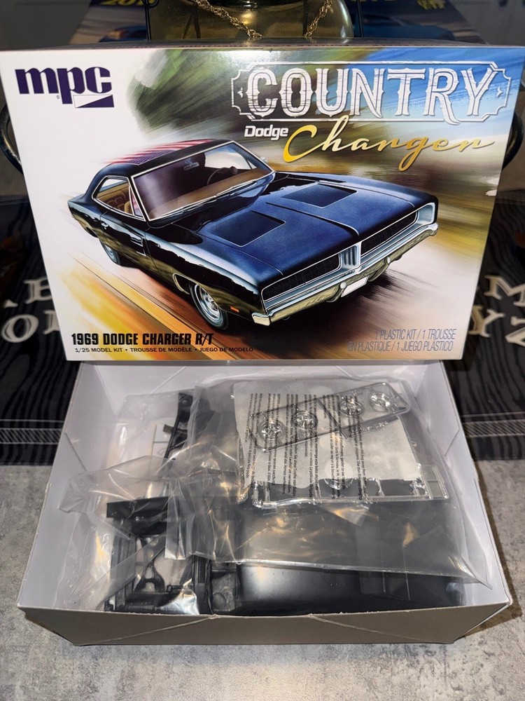MPC 1969 Dodge Charger R/T Model Kit 1/25 Scale Plastic Muscle Car