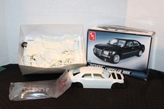 AMT® 1:25 Model Kit: 2005 Chrysler® 300C™ Sedan Car – Skill Level 2 – Open Box