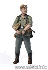 1/35 German Motorcyclists WW 2 “Letting off steam…” Master Box 3539 Model kit