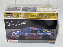Revell 5 Terry Labonte Kelloggs Flakes Tony Tiger 1/24 NASCAR Model Kit NOS NEW