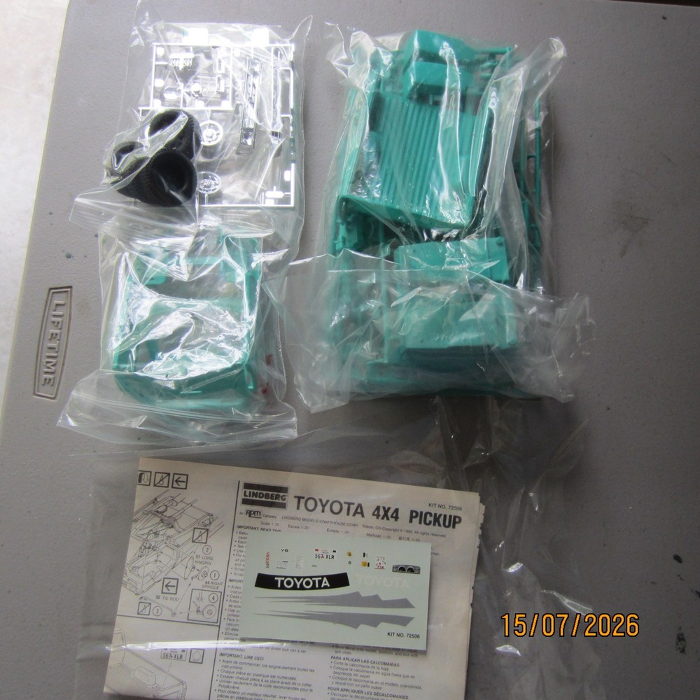 Lindberg 1/20 scale Toyota pickup model kit