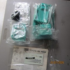 Lindberg 1/20 scale Toyota pickup model kit