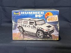 Hummer H2 with California Wheels 1/25 Scale Revell Model Car Automobile Kit
