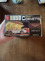 AMT 1957 Chevy Convertible Corvette 1/25 Scale Plastic Model – New – 1016/12