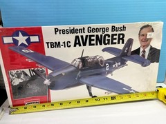 1:48 LINDBERG MILITARY FIGHTER PRESIDENT GEORGE BUSH TBM-1C AVENGER SEALED CO