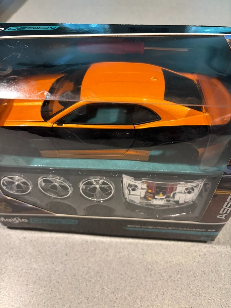 NEW Maisto 1/24 Die Cast Kit 2010 Chevrolet Camaro SS 39361