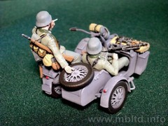1/35 German Motorcyclists WW 2 “Letting off steam…” Master Box 3539 Model kit