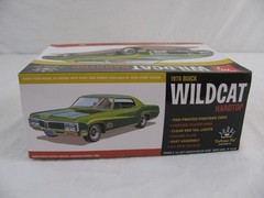 Round 2 AMT 1/25 Scale 1970 Buick Wildcat Hardtop Model Car Kit #AMT1379/12 New!