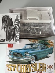 AMT ’57 Chrysler 300C Unassembled Plastic 1:25 Model Kit Chrome V8 Seats