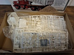AMT 1:25 Scale Autocar DC 9964 B Dump Truck Boxed Model Kit **BOX HAS DAMAGE**
